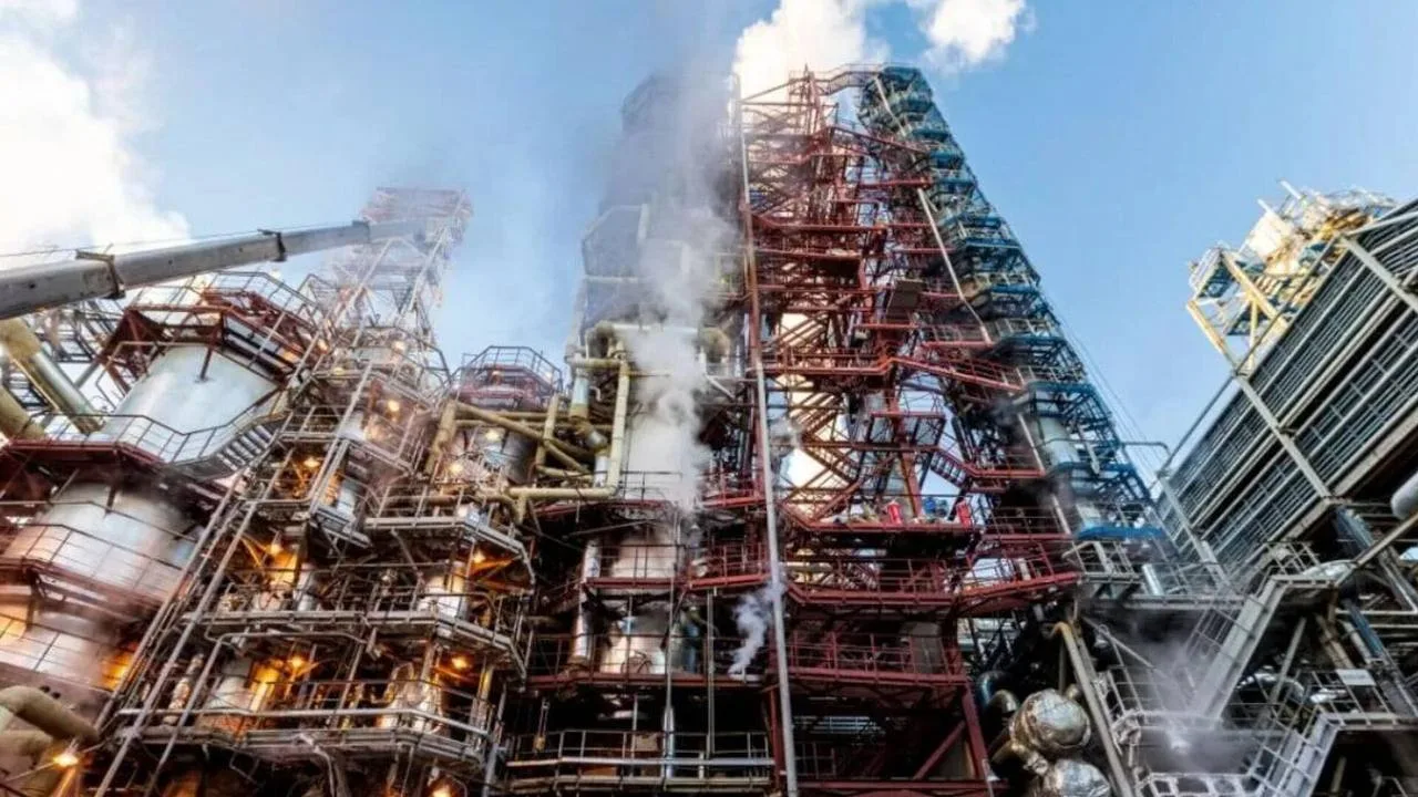 Украинские беспилотники попытались атаковать Тюменский НПЗ.