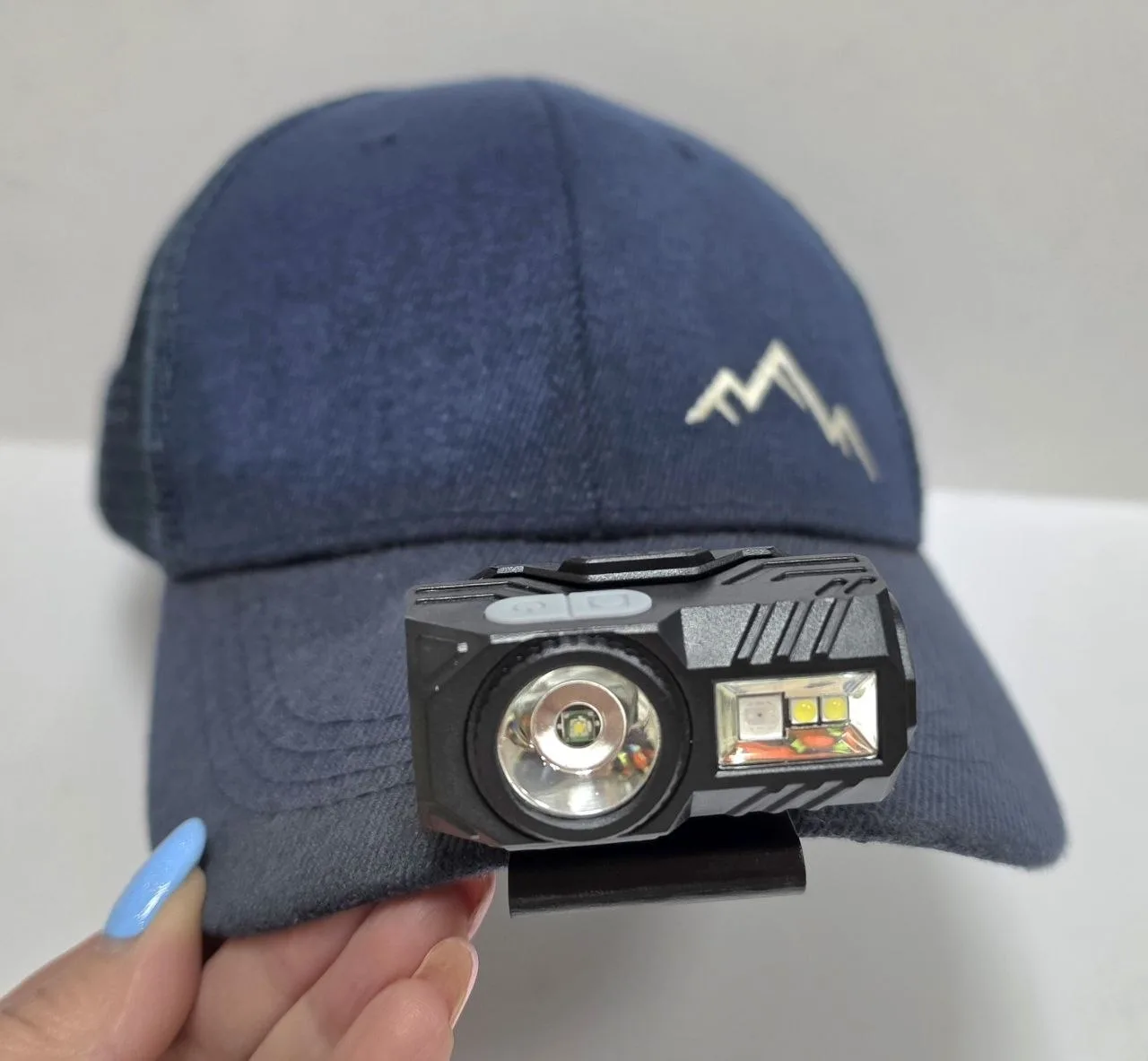Фонарь BL-T131 в черном и белом цвете .Фонарь можно крепить на кепку ,есть клипса для з...