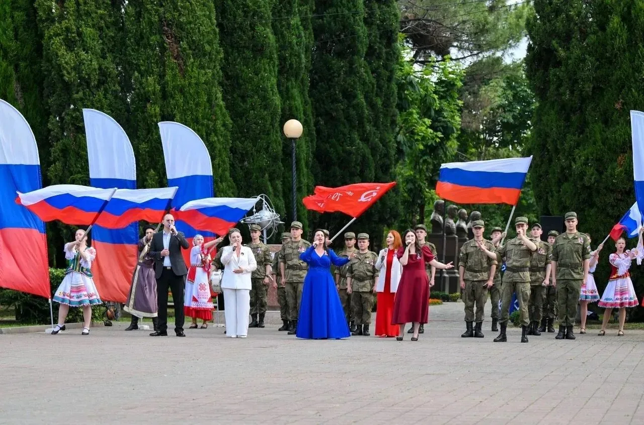 В Сочи праздничные мероприятия в честь Дня России проходят во всех районах города

🇷🇺 Во всех внут