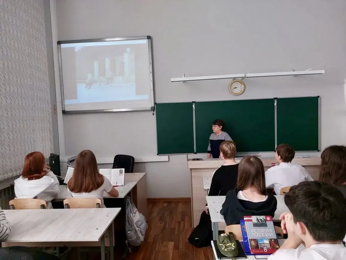 Сегодня, 21 января, во всех классах гимназии прошел  единый классный час, посвященный важной историч