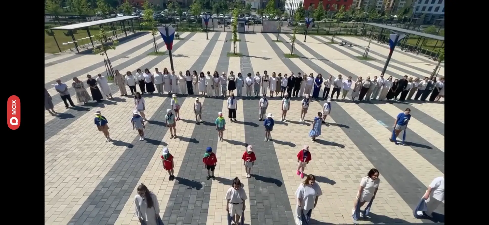 В летнем лагере прошёл яркий флешмоб, посвящённый Дню России! 🇷🇺

Воспитанники и воспитатели встал