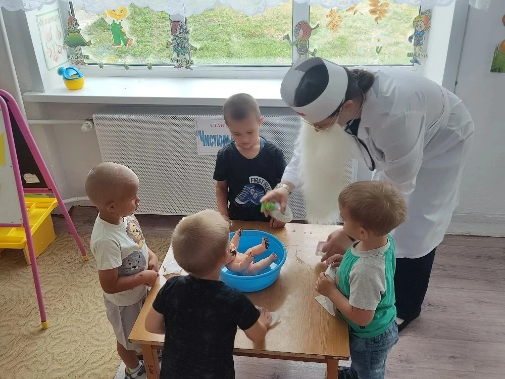 Сегодня в гости к ребятам в детский сад пришёл доктор Неболейка. Он проверил все ли дети здоровы и п