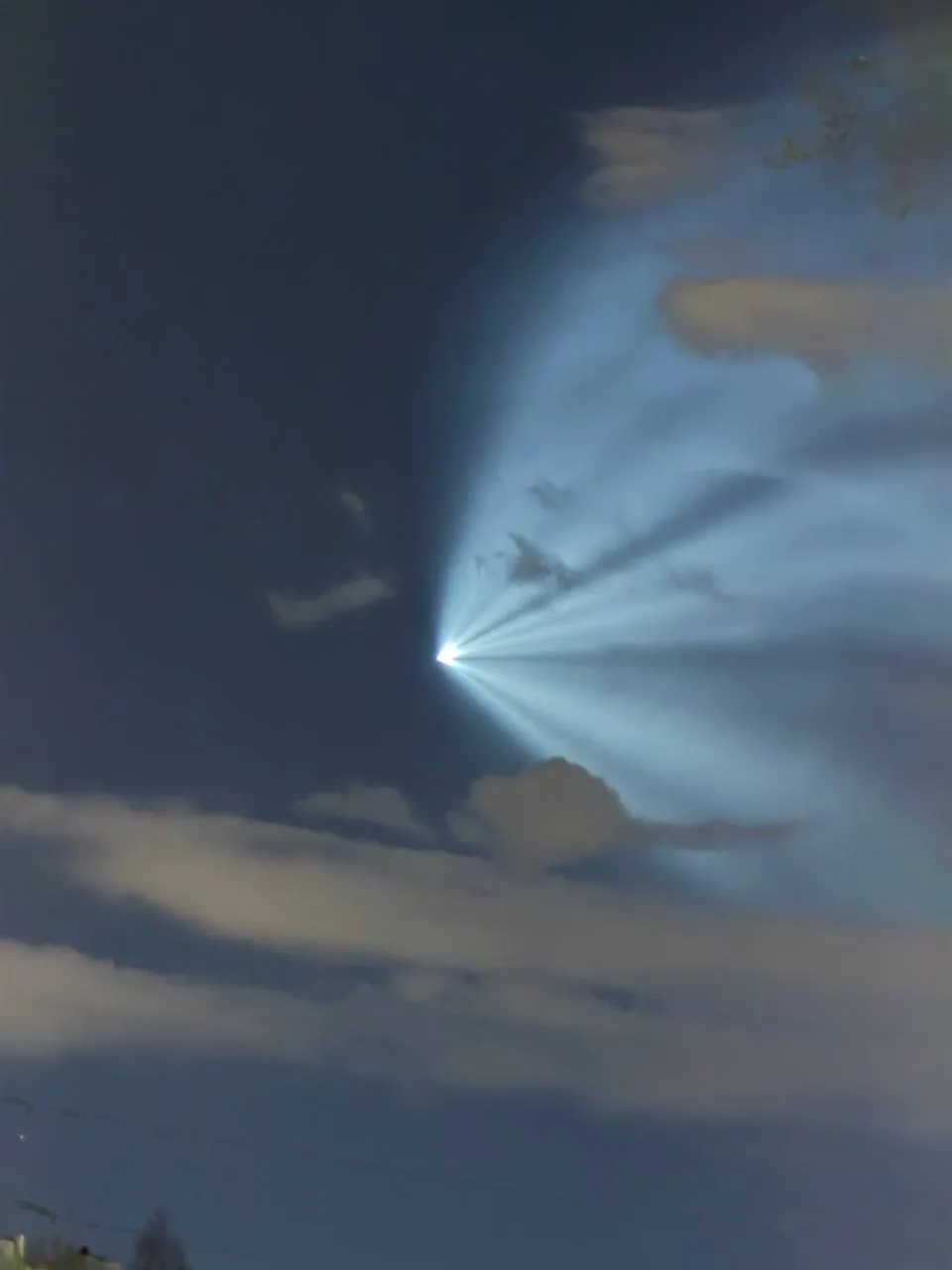 🚀 Ночное небо над Петербургом и Ленобластью украсила "космическая медуза"