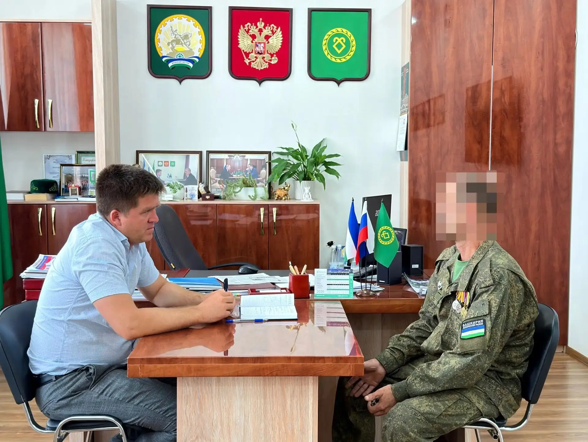 Глава администрации Аскинского района Динис Юсупов встретился с уроженцем Аскинского ра...