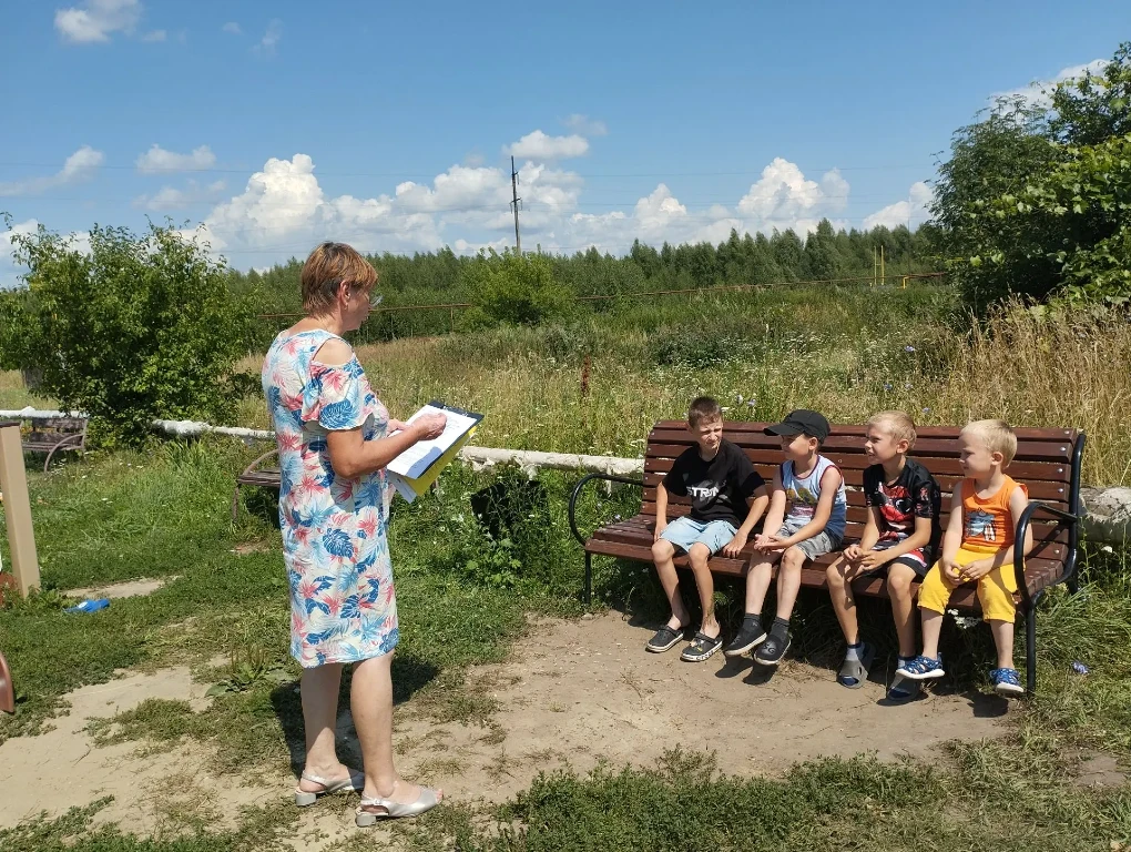 В рамках проектов «Лето в парках» и «Лето во дворах» библиотекарь библиотеки р.п. Майна Н.В. Баланди