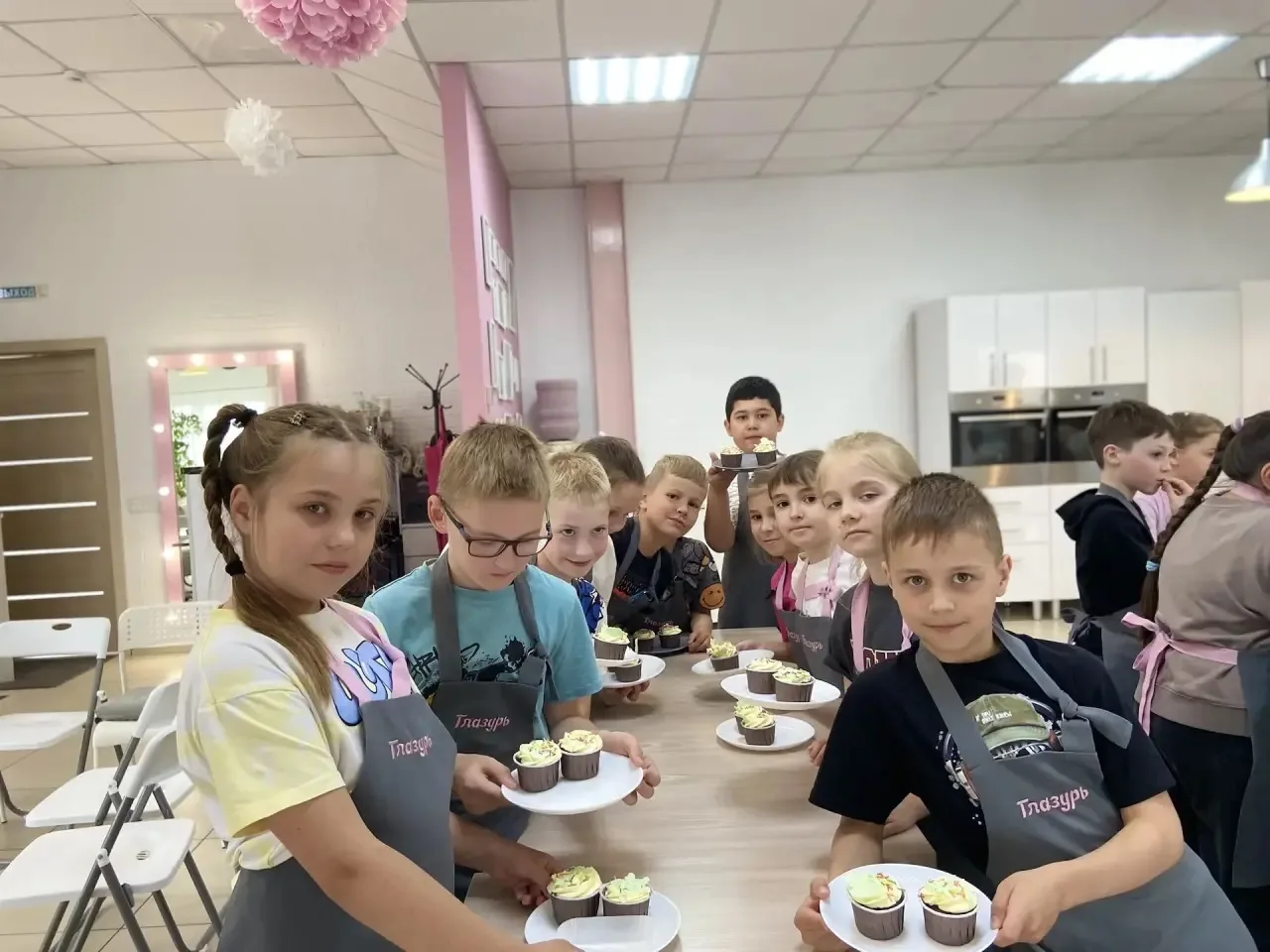 Сегодня, ученики 2 «Д» класса, отправились в Студию кондитерского мастерства «Глазурь» — и окунулись