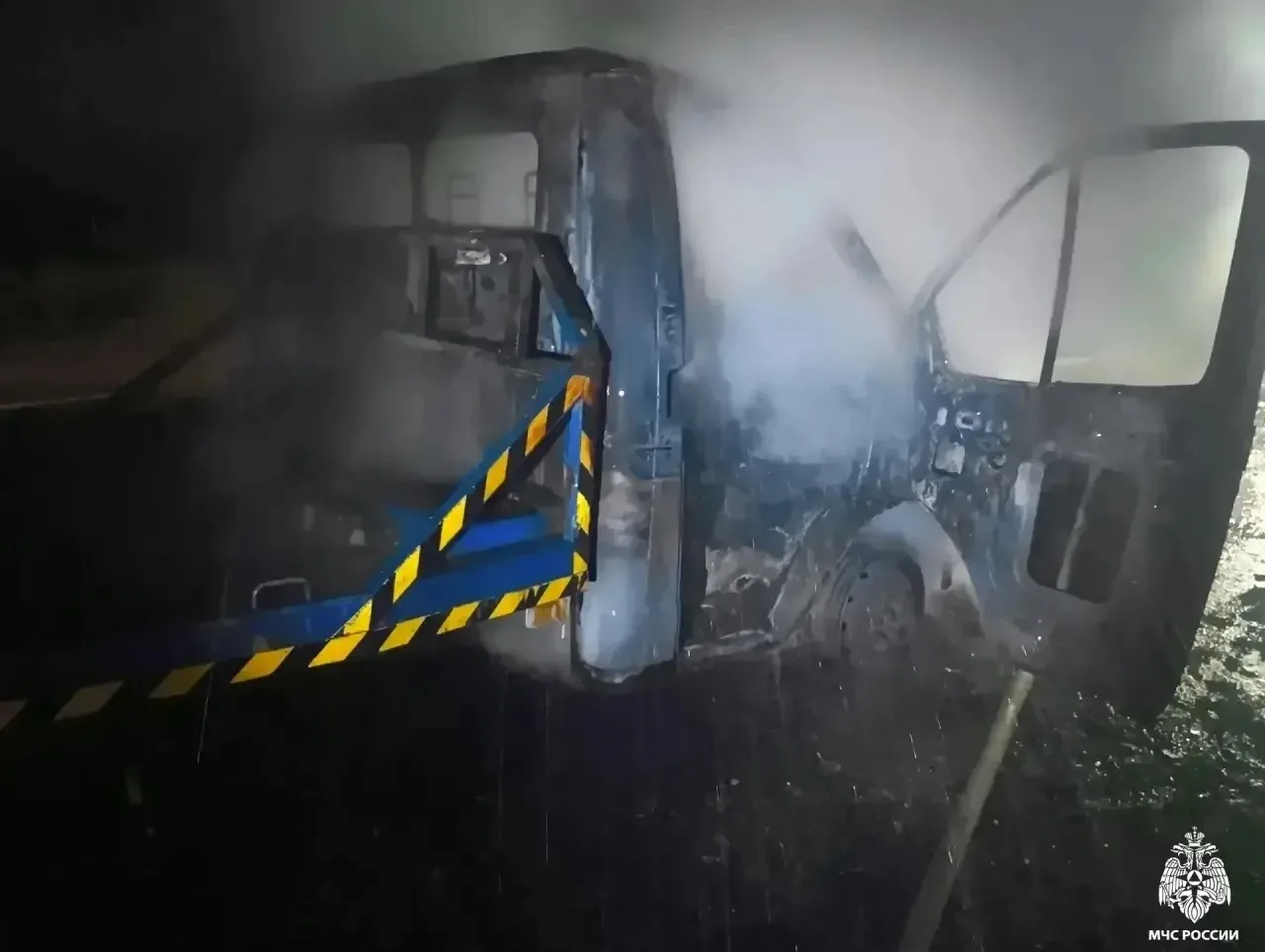 🔥 В 25 км от Ярцево прямо на трассе загорелся эвакуатор с автомобилем