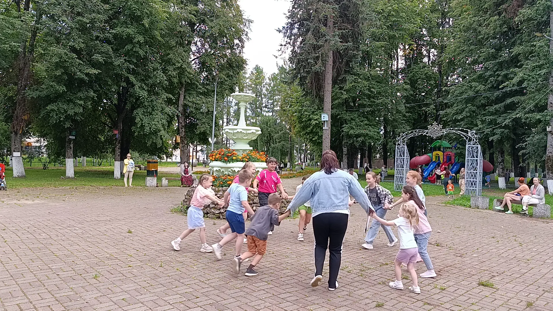 🌳 Солнце, смех и море улыбок! 

В минувшую пятницу наш Дом культуры провел небольшой детский праздн