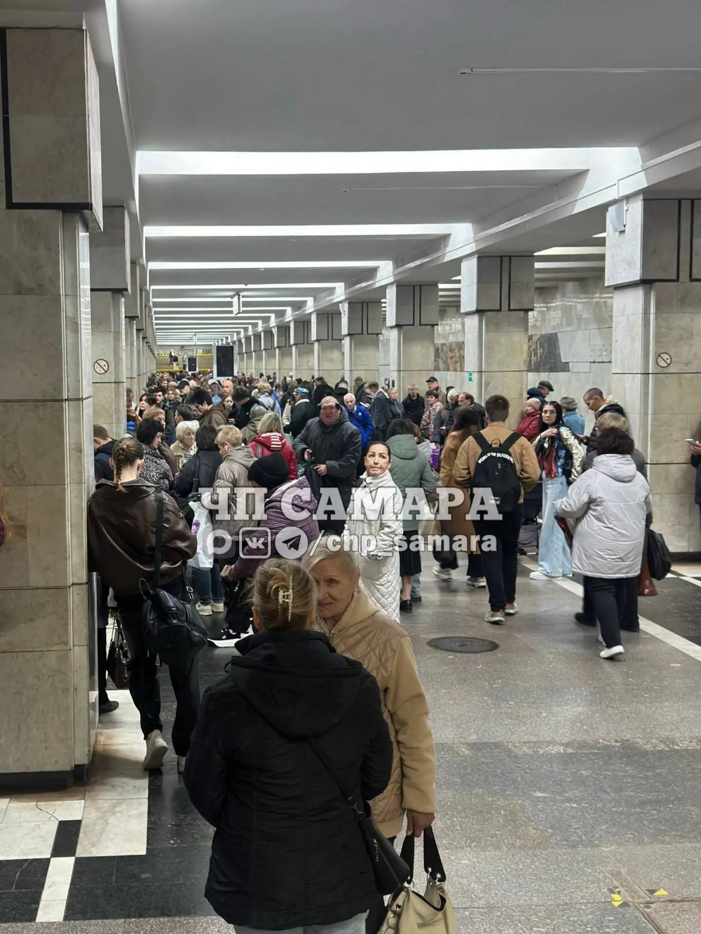 Утренняя обстановка в метро, Безымянка, поезда не ходили, завал людей.
