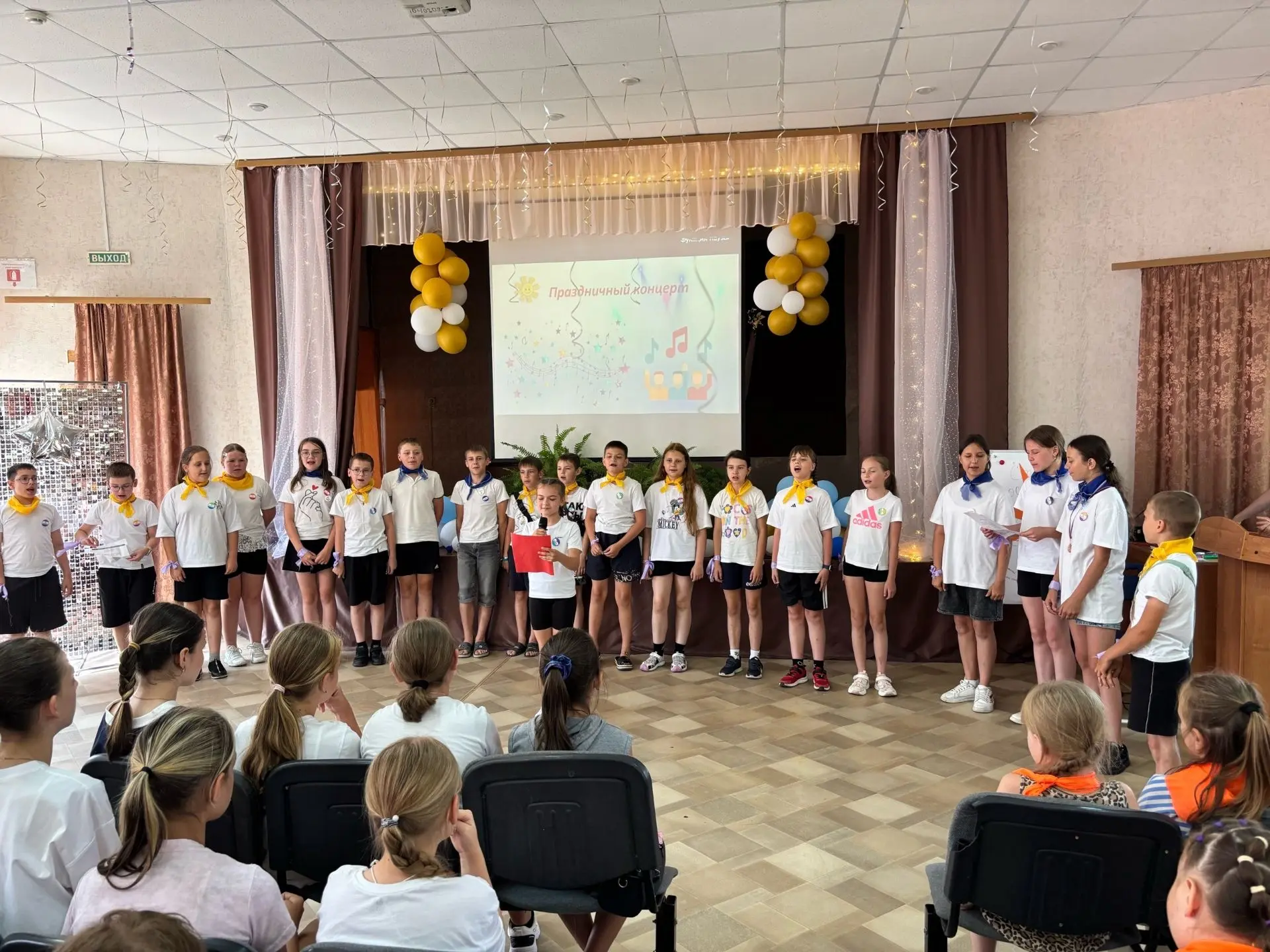 Праздничный концерт у нас сегодня,
Музыка, овации и смех!
 «Солнышко» прощается со сменой,
 В лагере
