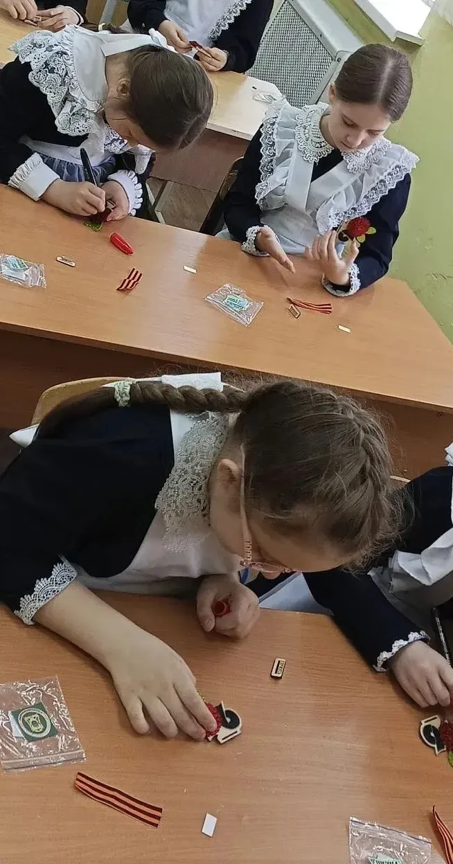 ✨ 7 мая для учащихся начальной школы прошёл мастер-класс "Значок на Георгиевской ленте"  Казаки фили