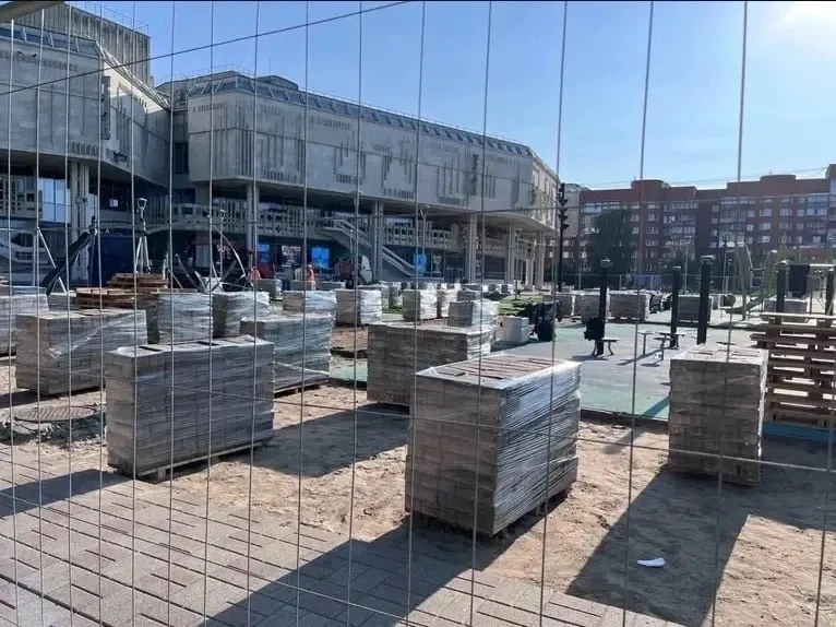 На площади Юности закрыли проход и установили ограждение. Рабочие уже завезли плитку и ...