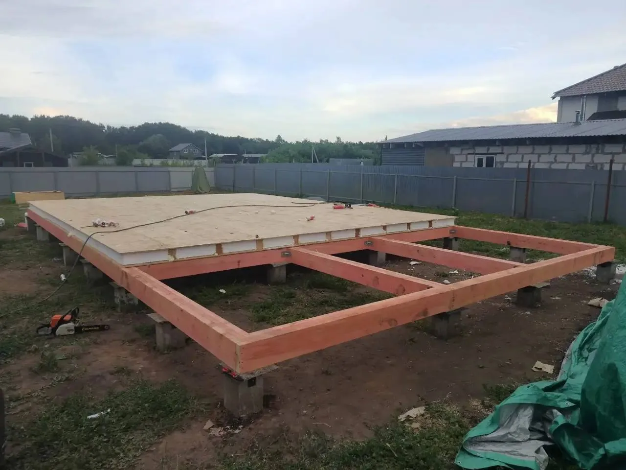 🏘День начинаем с объекта в посёлке Красный Яр (г. Самара), где продолжается укладка СИП-панелей пол