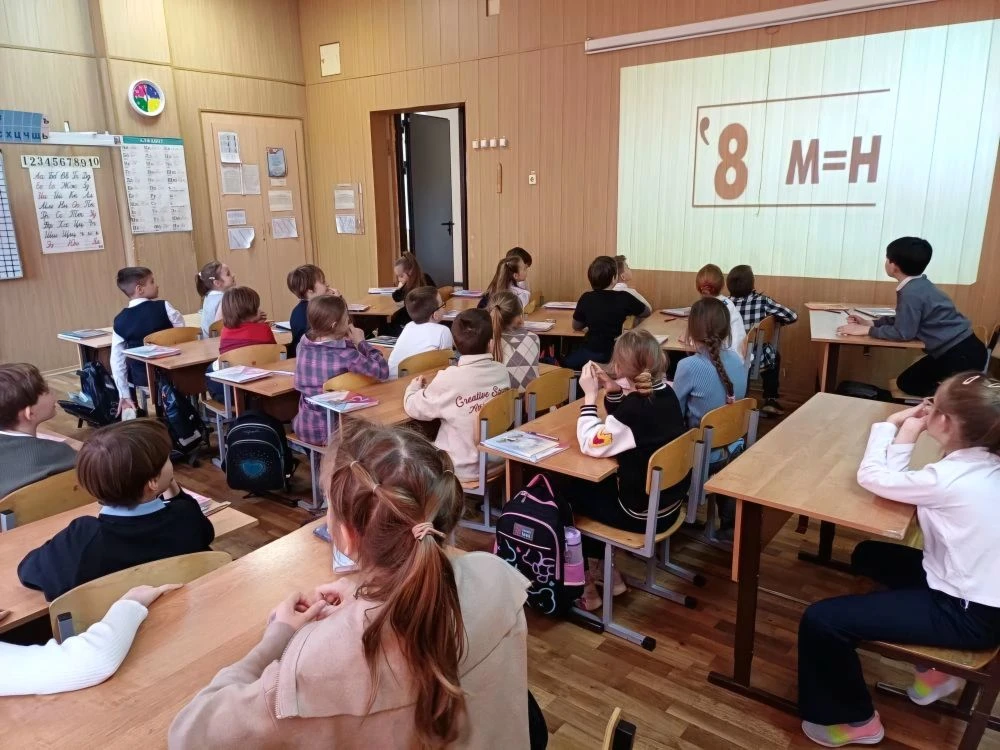 Ученицы 11 «Б» класса помогли второклассникам из 2 «А» весело повторить темы, изученные на уроках ма