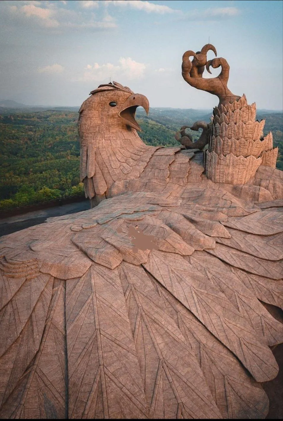 На этой фотографии изображена гигантская скульптура птицы — это Джатаю (Jatayu).