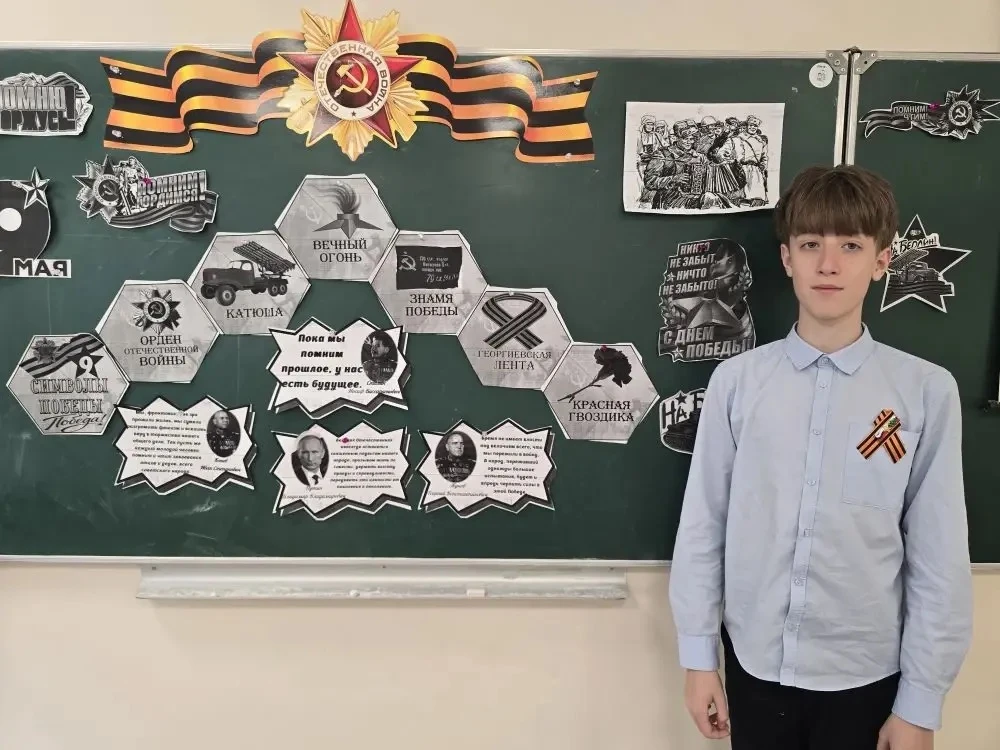 Торжественное начало недели в МОУ СОШ № 18 имени Подольских курсантов. 🇷🇺  Утро понедельника традици