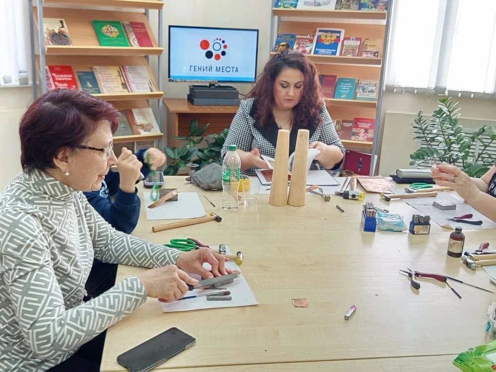 🔨 В рамках проекта «Гений места» в городской библиотеке - филиал №2 состоялся мастер-к...