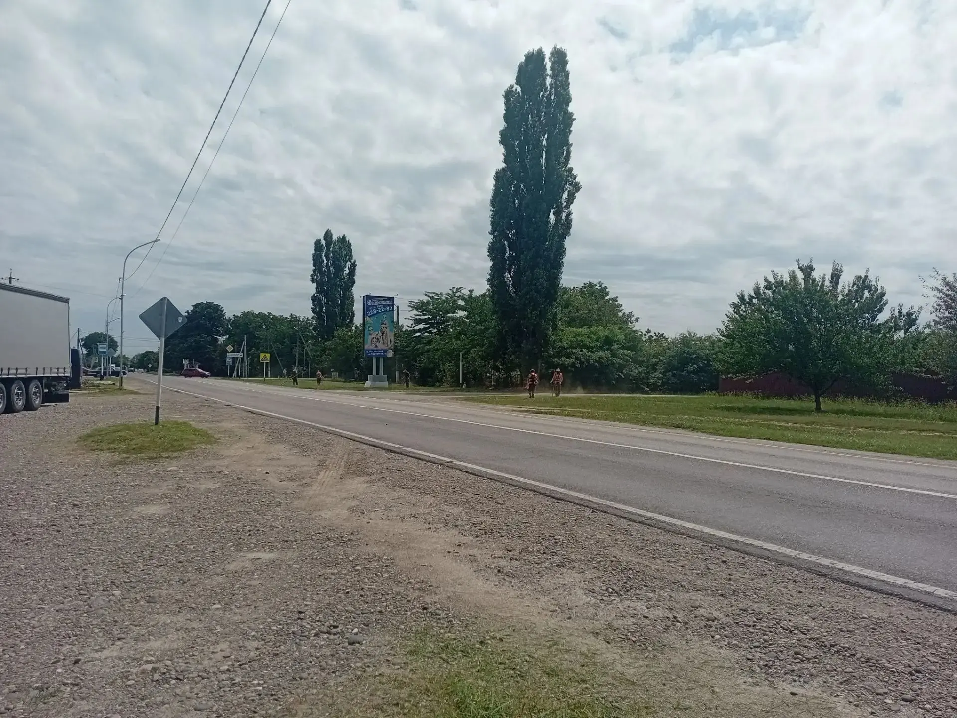 Скашивание сорной растительности по улице Красной пгт Мостовского