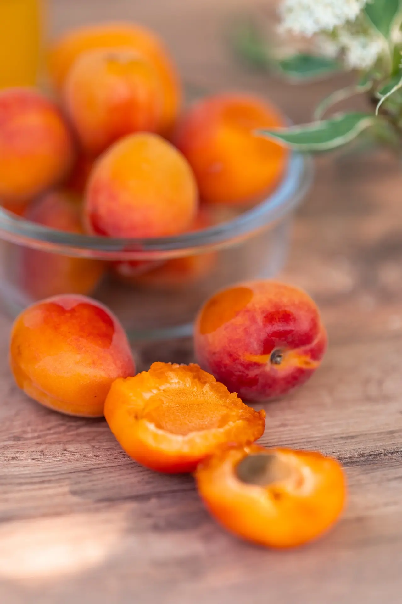 Ребята, фрукты бомба! 🍒🍑🍎

Абрикосы фантастические, сахарные, мягкие сочные. 

Сливы в этот раз т