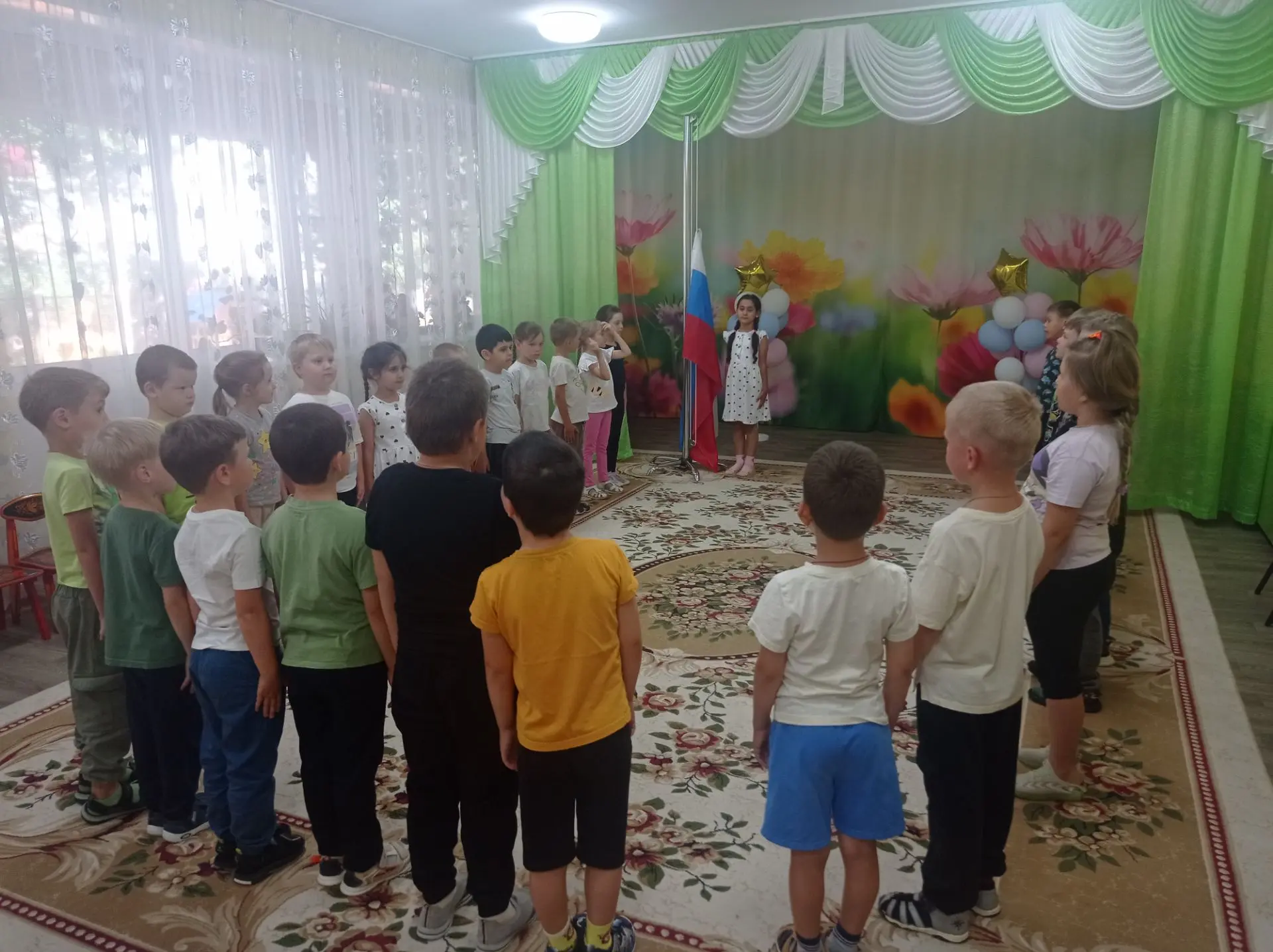 Новая неделя в детском саду традиционно началась с церемонии поднятия флага Российской Федерации! 🇷