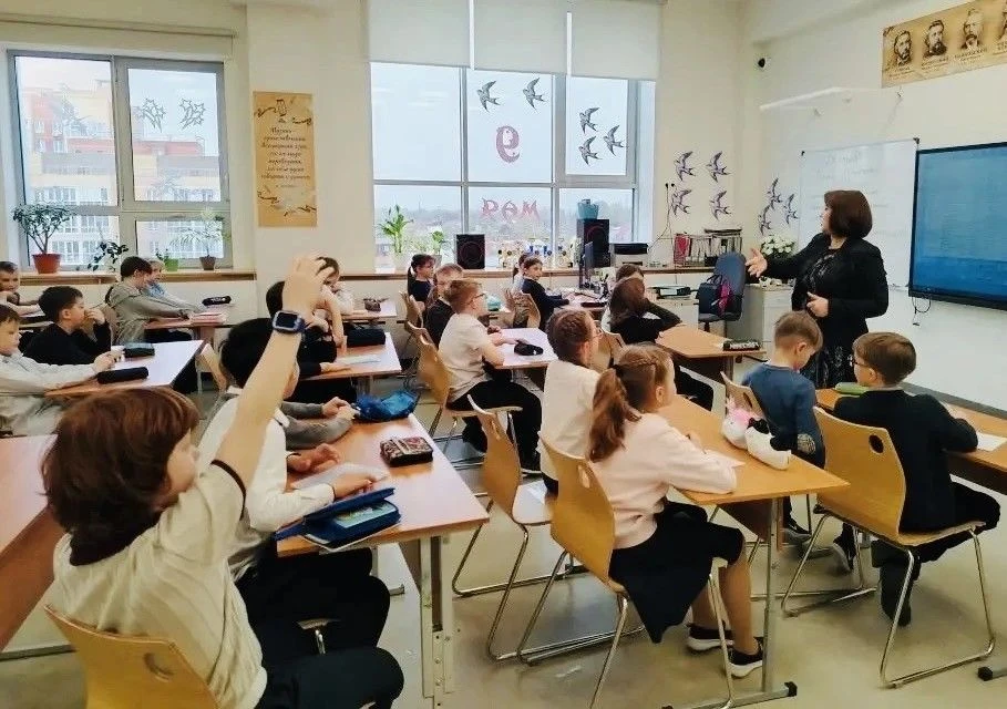 Классный час «Безопасное общение в мессенджерах»  📱В нашей школе прошли необычные классные часы в фо