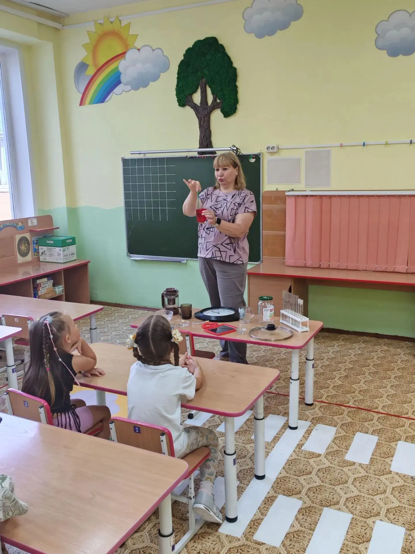 Дети старшего дошкольного возраста познакомились с секретами стекла. 

Ребята исследовали мир стекла