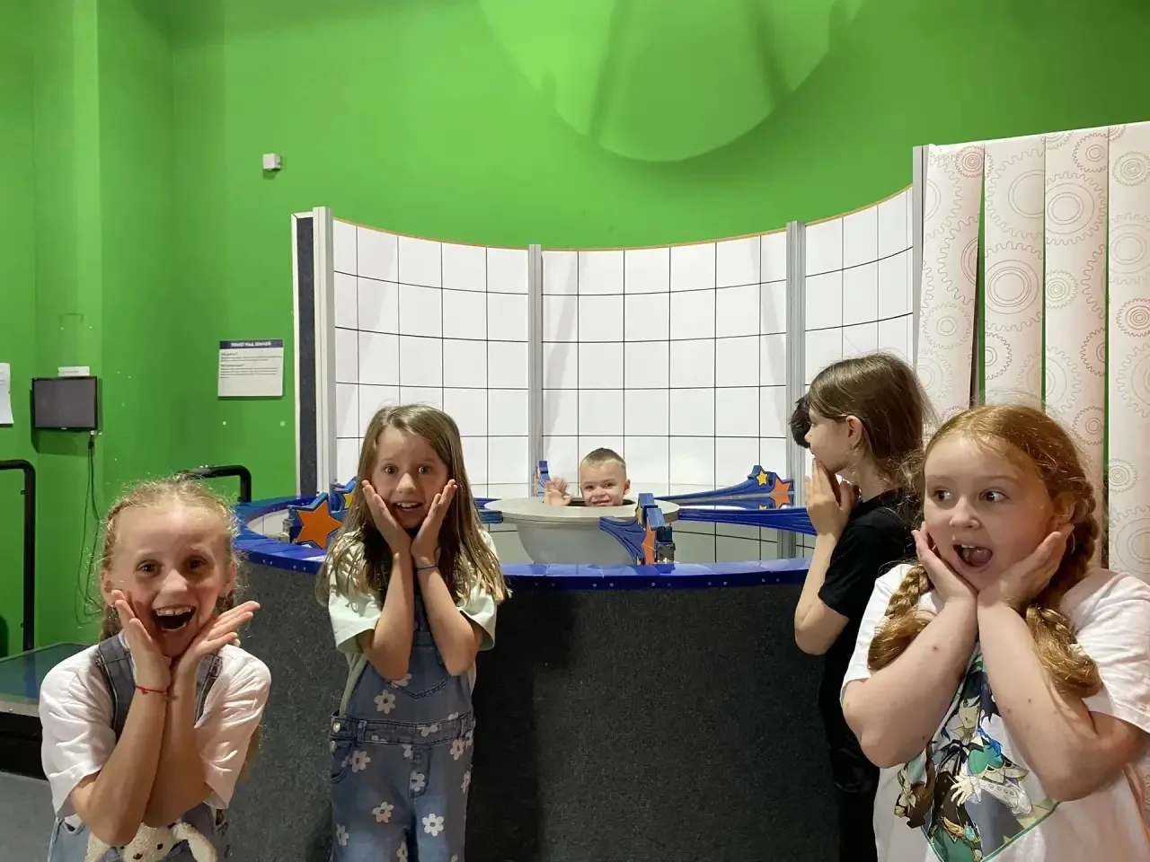 🚀 1 «Б» в «ДЖОУЛЬ ПАРКЕ»! ⚡️  Сегодня наш дружный 1 «Б» класс совершил невероятное путешествие в мир