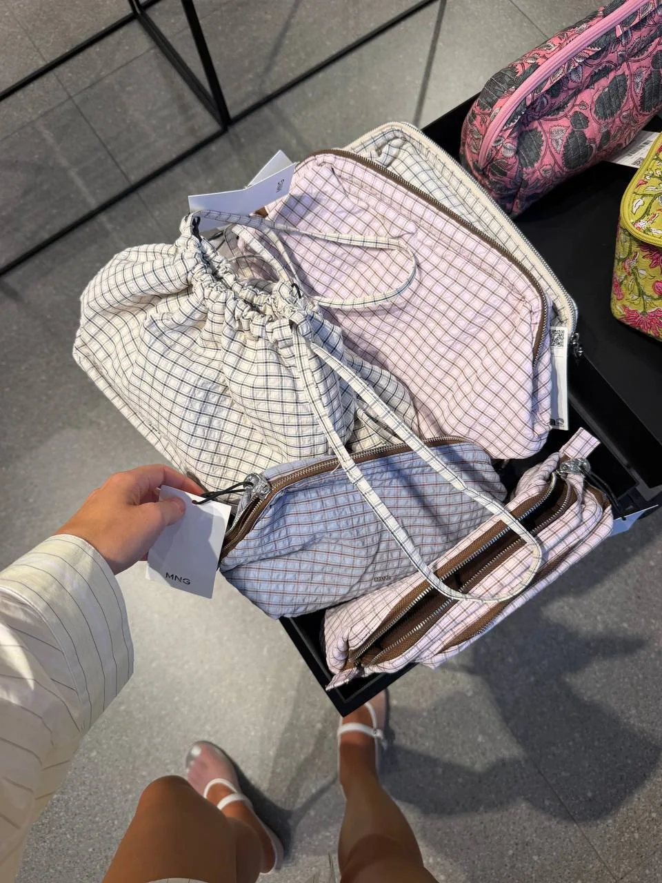 В mango еще классные косметички и новые браслеты, такие конфетно мармеладные