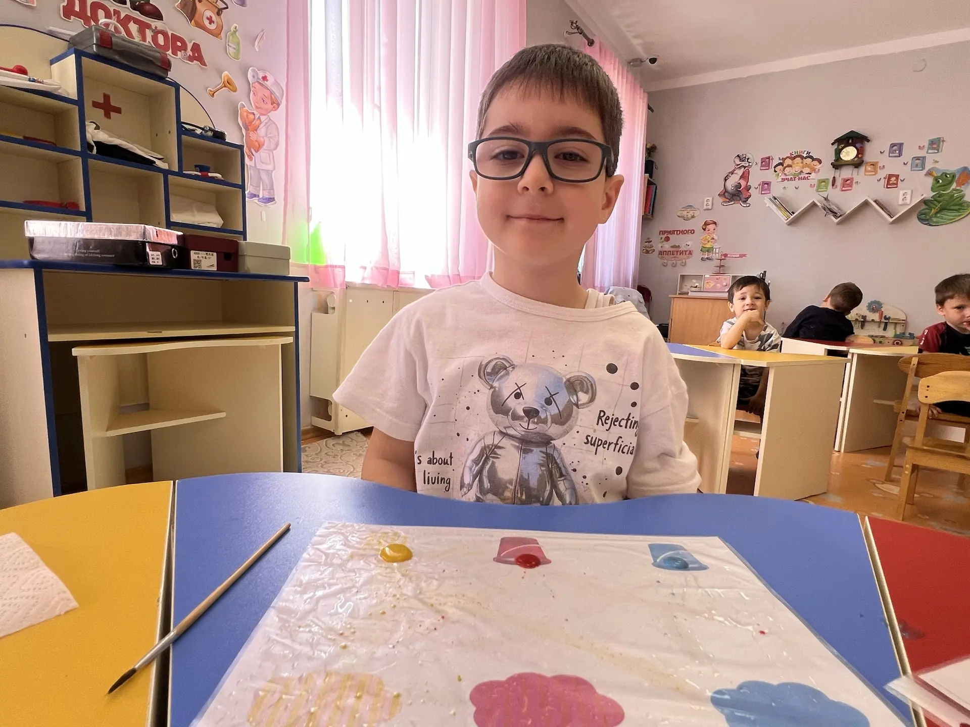 🎨 Игра «Перетащи цветные капли в стаканы»