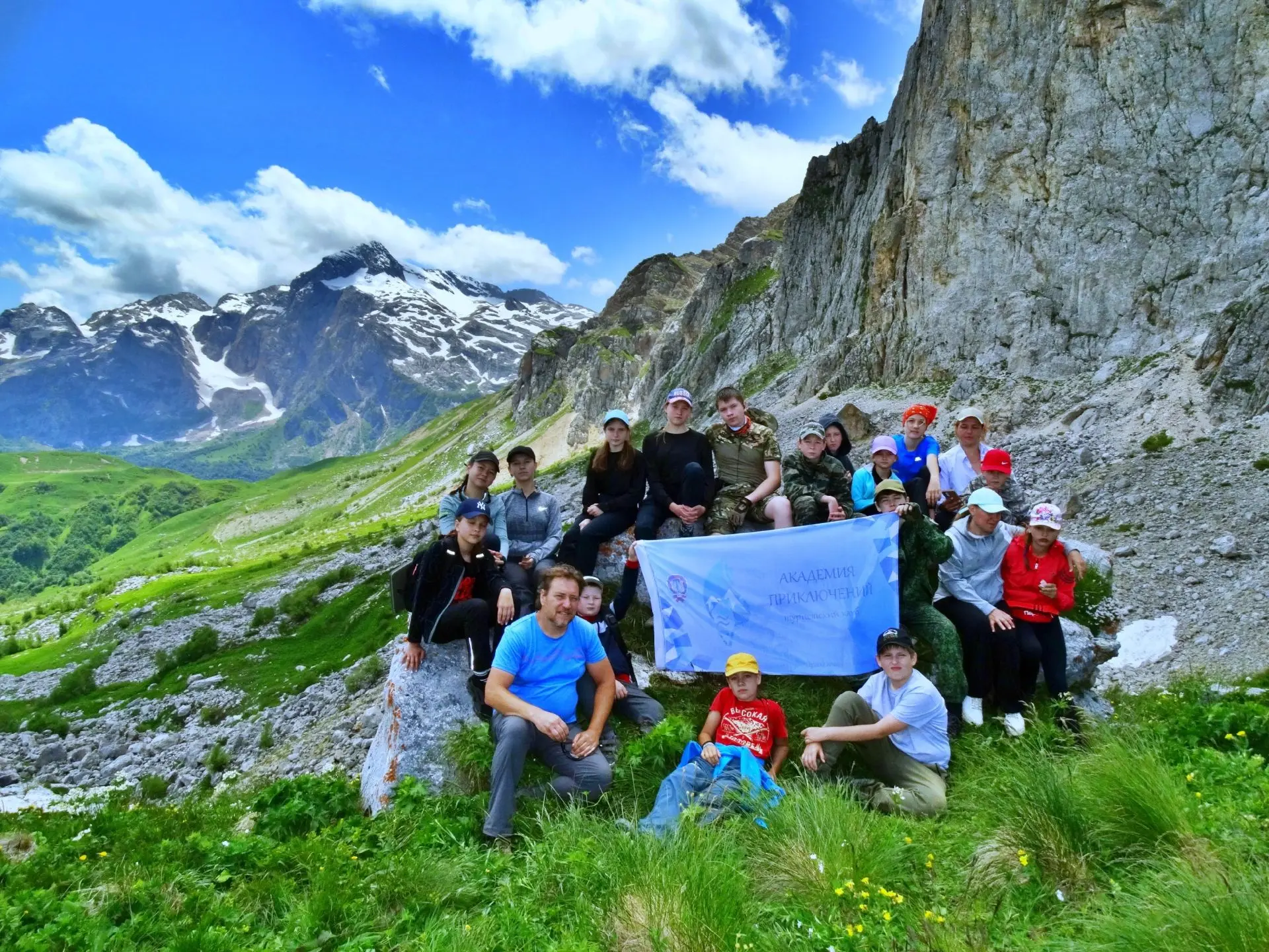 Горы, пещеры и дух приключений!⛰️👬🏕️