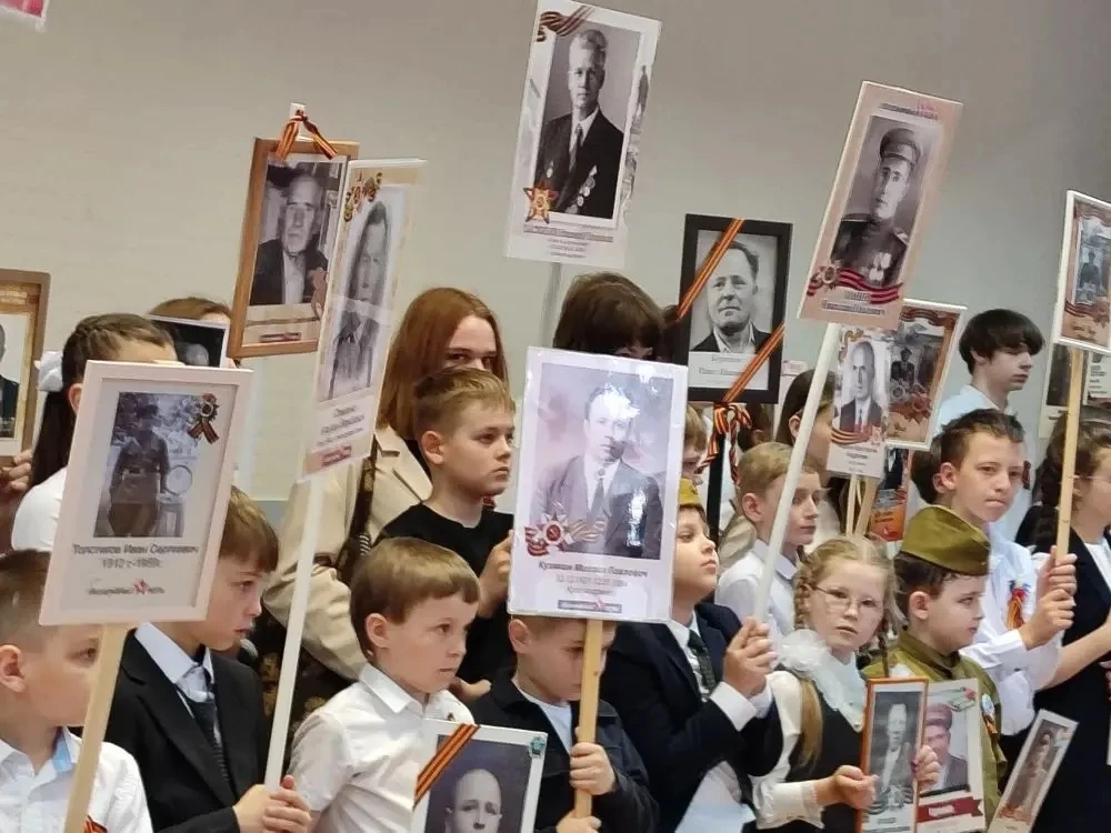 🎗️Бессмертный полк"🎗️  Сегодня ученики собрались, чтобы почтить память героев, которые отдали свои ж