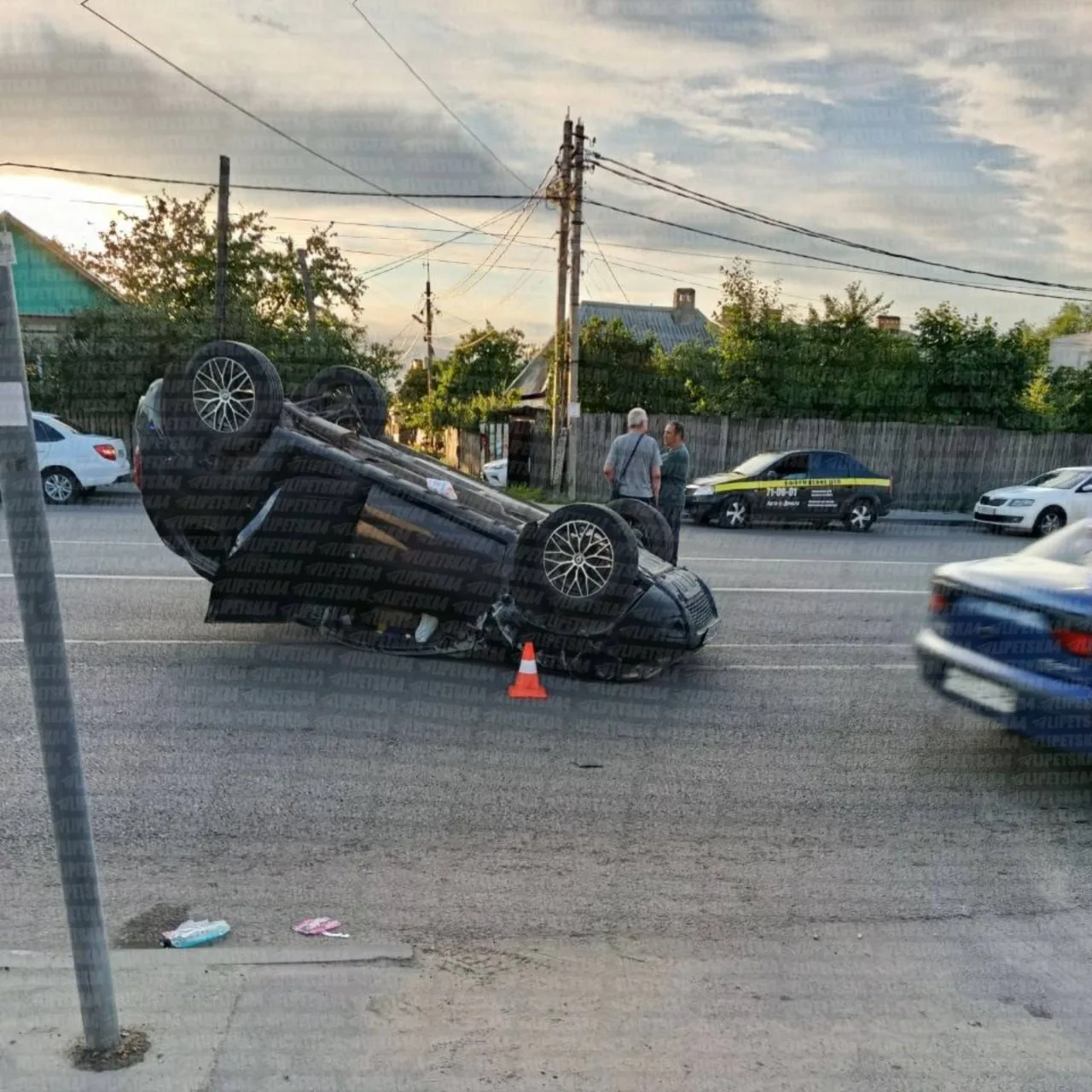 ⚡️ На улице Папина в Липецке после ДТП легковушка перевернулась на крышу  Авария произошла рядом с п