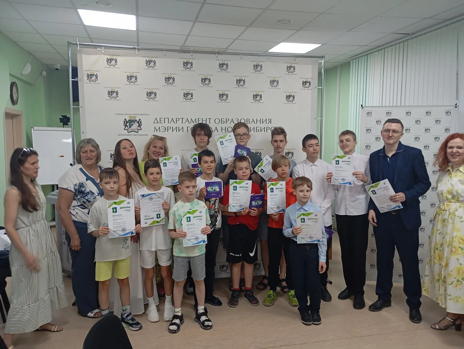 🇷🇺😊 Гордимся нашими учениками!

🎉 Поздравляем Алтухова Олега, ученика 2 "Д" класса, занявшего 3 