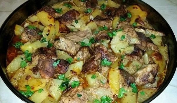 Свинина с картофелем в духовке — простое и всегда удачное блюдо 🥘