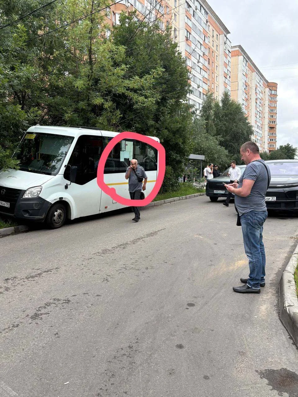 Вчера на конечной остановке во ВНИИССОК автобус №72, по словам очевидцев, столкнулся с автомобилем к