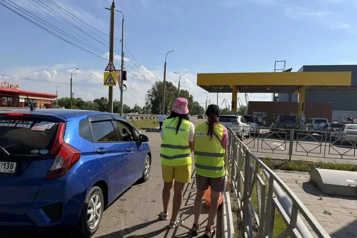 Волонтёры третий день помогают регулировать очереди на АЗС Иркутской области. Дежурят н...