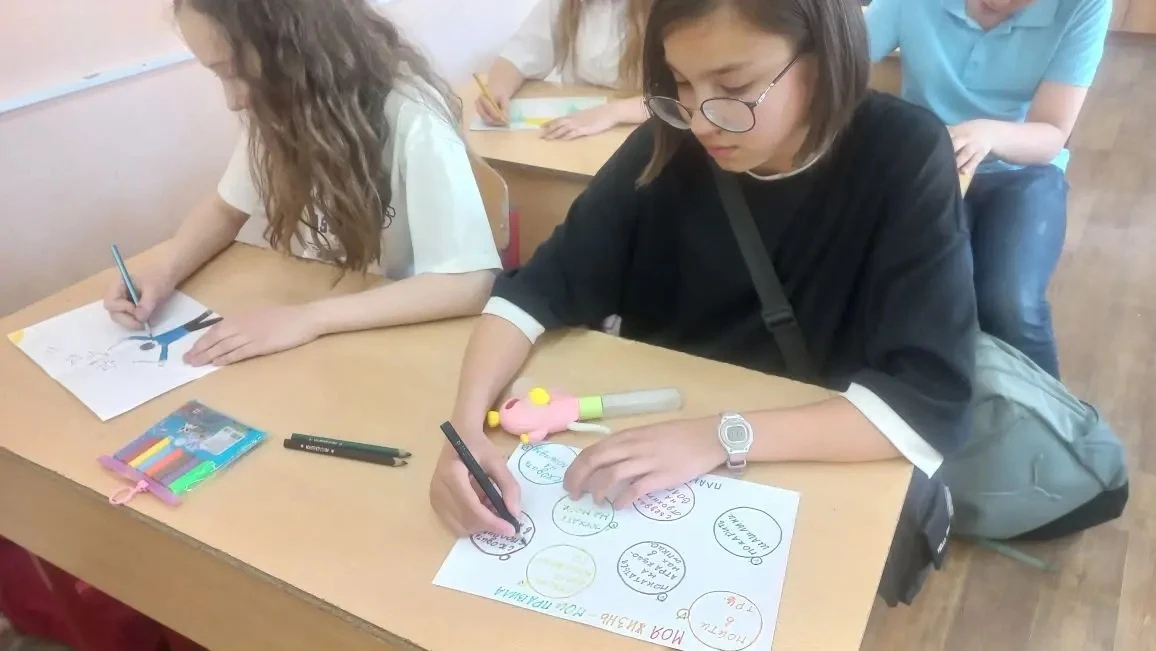🖌️✨ Завершилась выставка рисунков «Моя жизнь — мои правила»!  Ученики 5-6 классов через творчество р