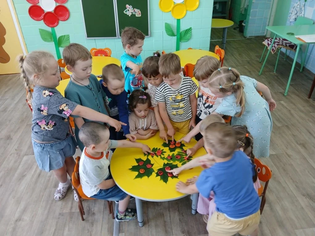 🐞Коровки бывают разные:
Оранжево-желтые, красные,
Как пуговки- в чёрную крапинку,
На травке, как кр