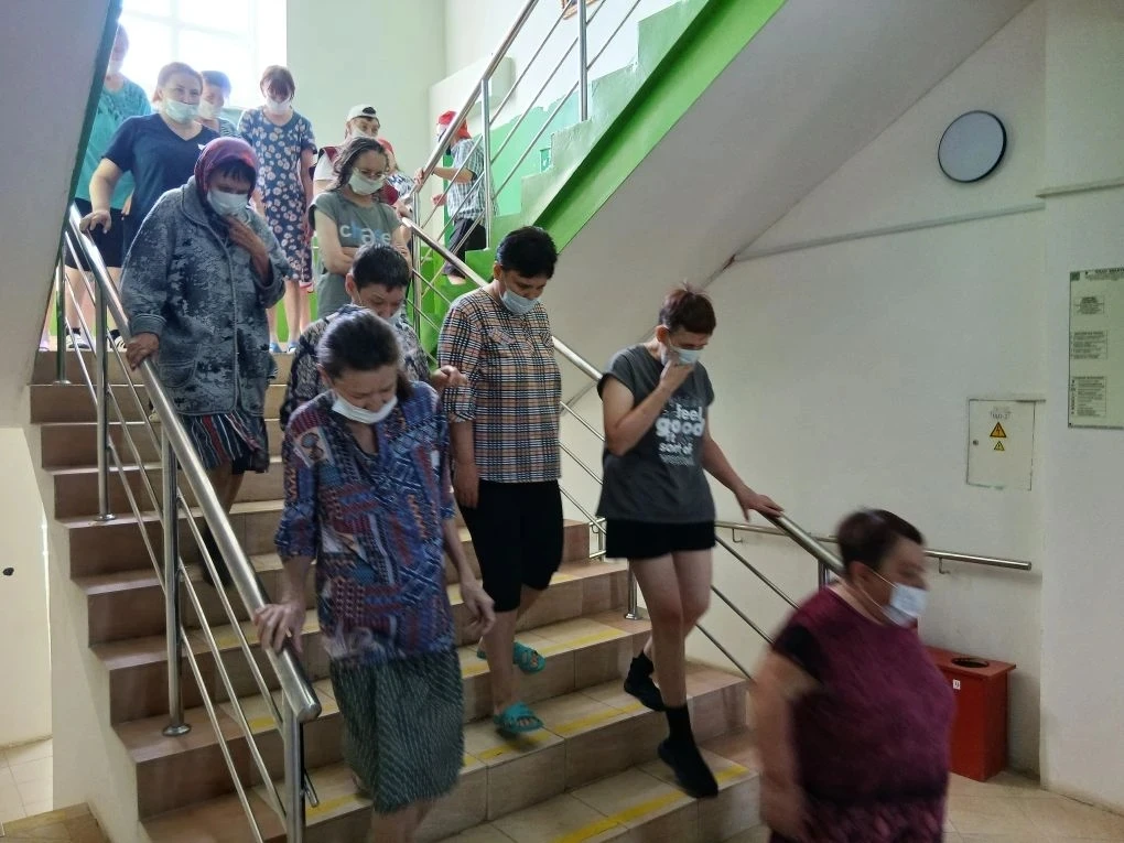 В рамках месячника пожарной безопасности мы провели тренировочную эвакуацию. Задача была непростой: 