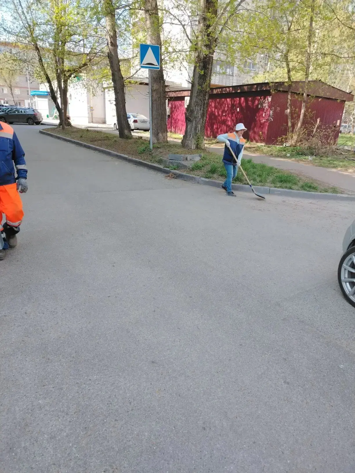 Чистота в режиме нон-стоп 🧹  Пока мы спим, район уже приводят в порядок. Сегодня бригады продолжают 