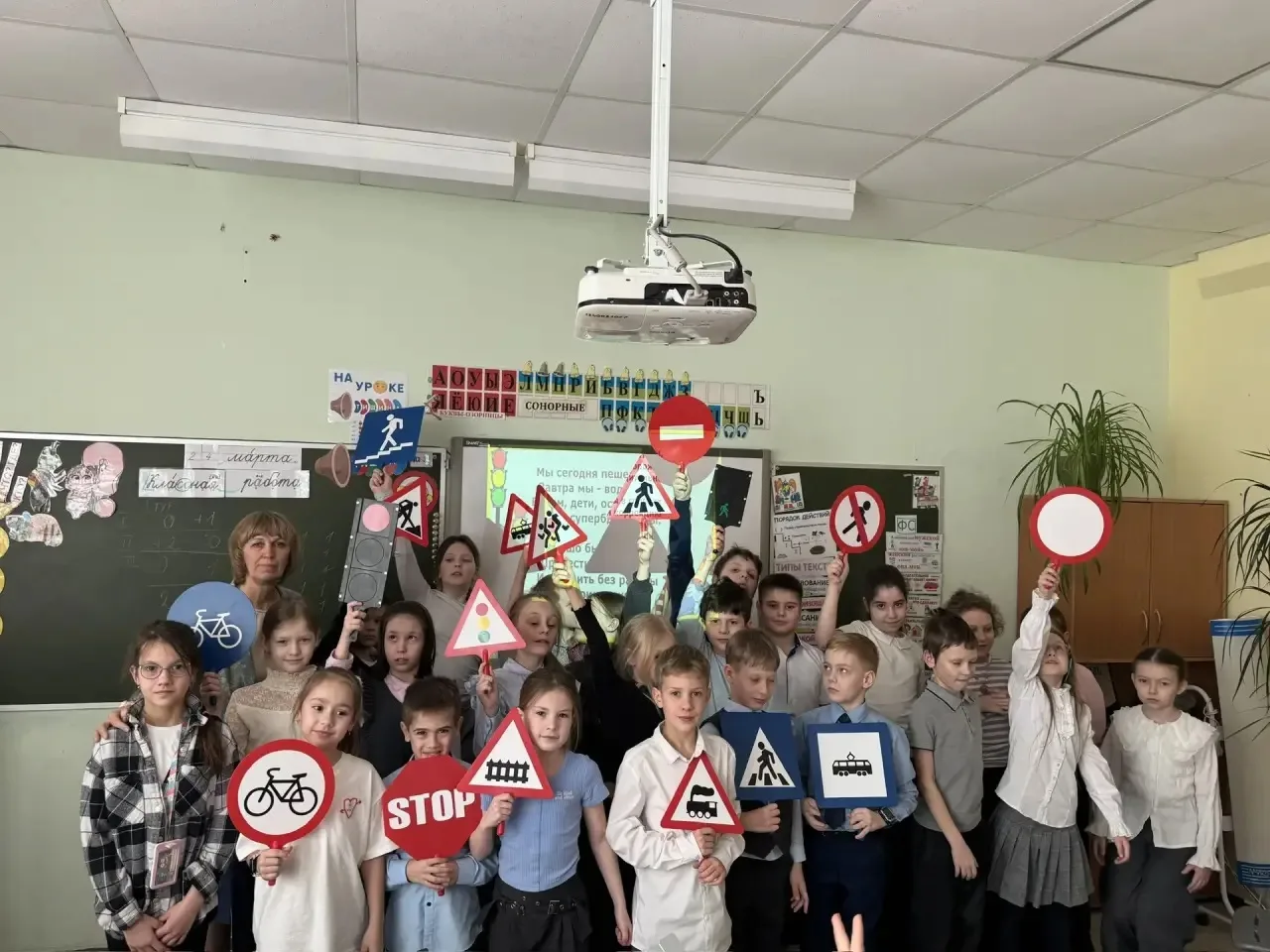 Каникулы начинаются с заботы о безопасности 🚦  📝 На этой неделе в классах прошли важные разговоры пе