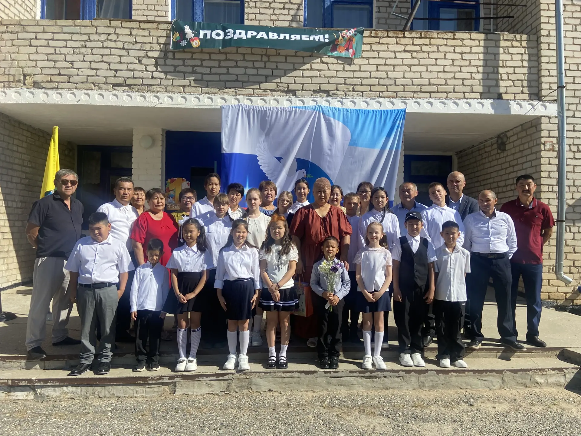 Снова этот волнительный день! Утро начинается со стука каблуков по асфальту, запаха нов...