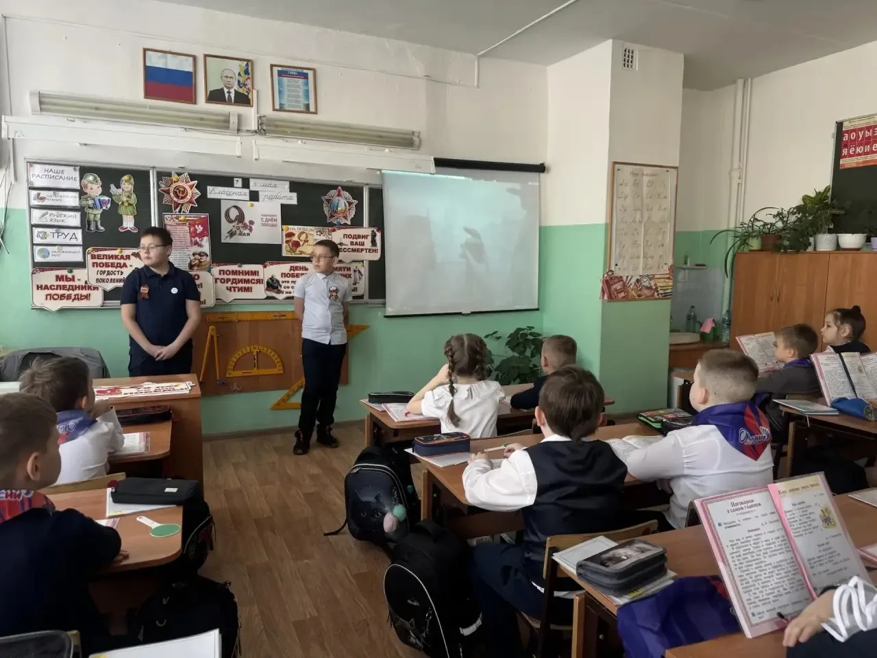 🇷🇺✨ Ученики 5 «В» класса провели урок, посвящённый Дню Победы, для учащихся 1 «В» класса ❤️📚  Ребята