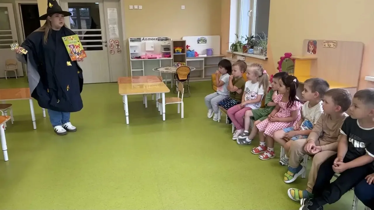 В «Колокольчике», в «Сказке»
Математика идет!
Цифры вышли на раскраски,
Водят дружный хоровод.
Слуша