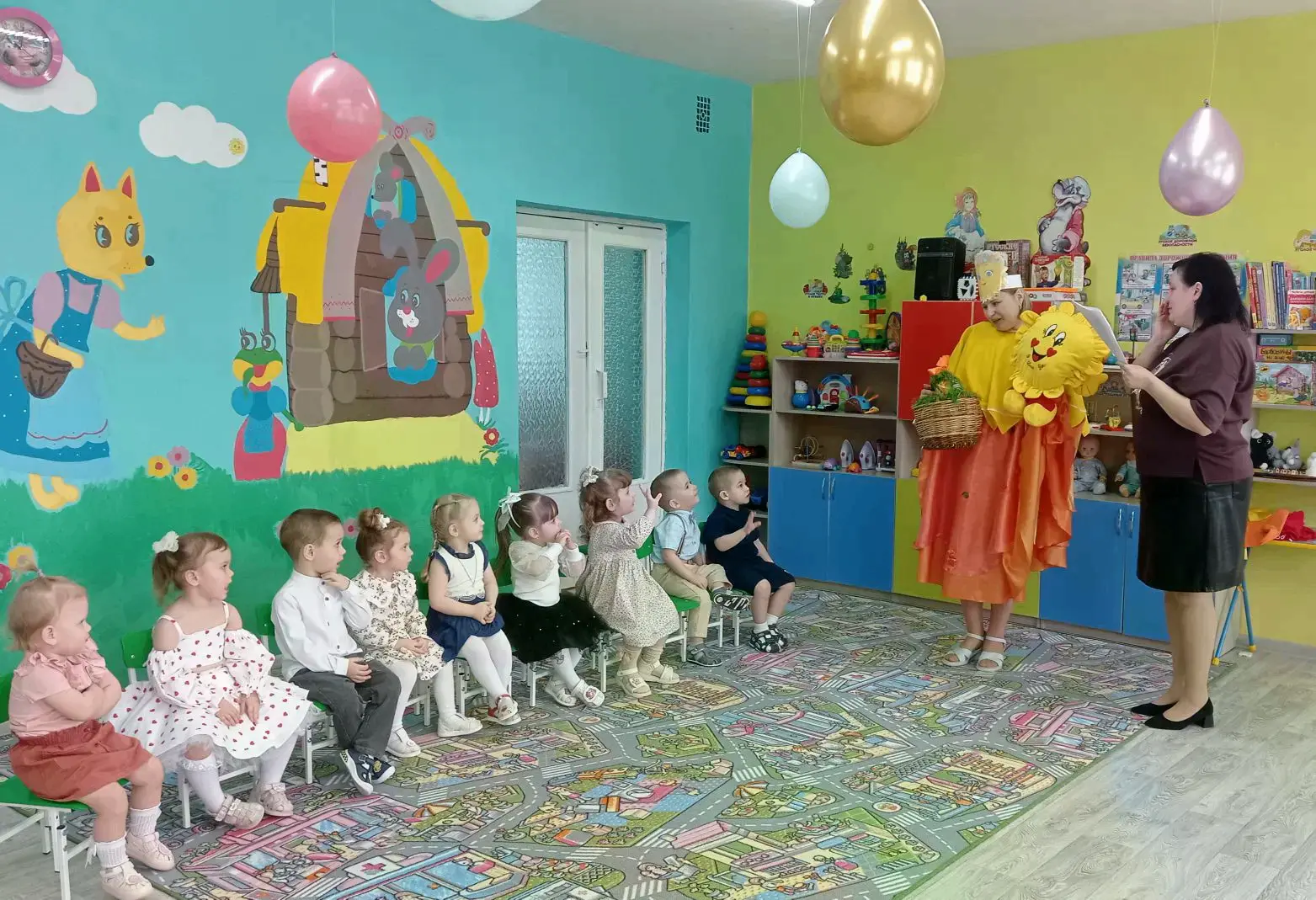 В нашей младшей группе сегодня прошёл весёлый утренник «Солнышко лучистое»!