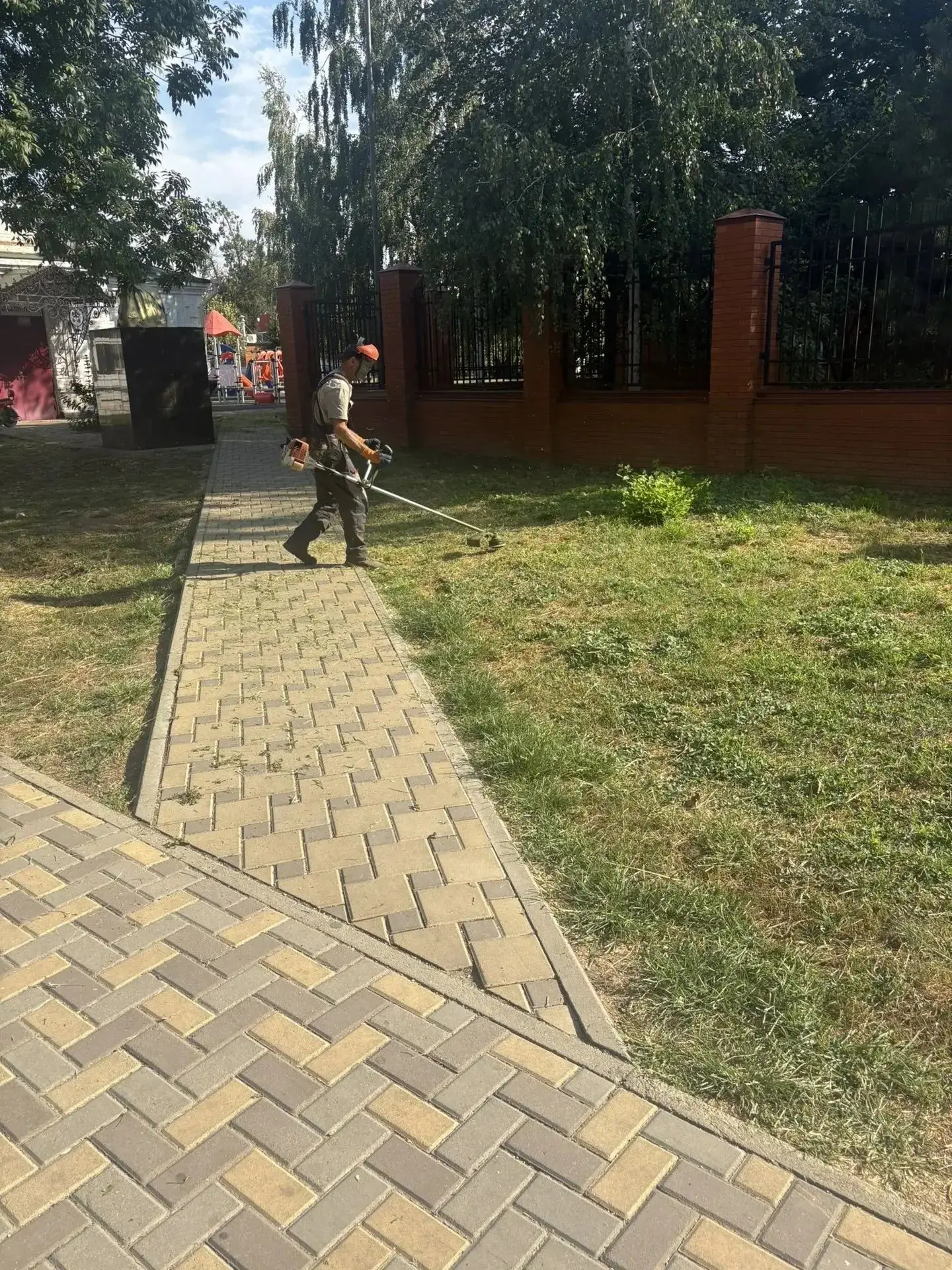 На территории нашего поселения проведены работы по покосу сорной растительности — на ул...