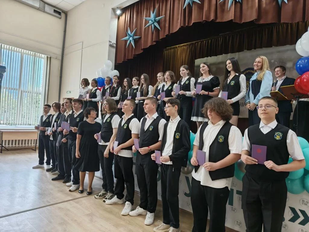 Ура, выпускники! 🎓✨ Сегодня особенный день в Губернаторском лицее!

Три наших девятых класса получи