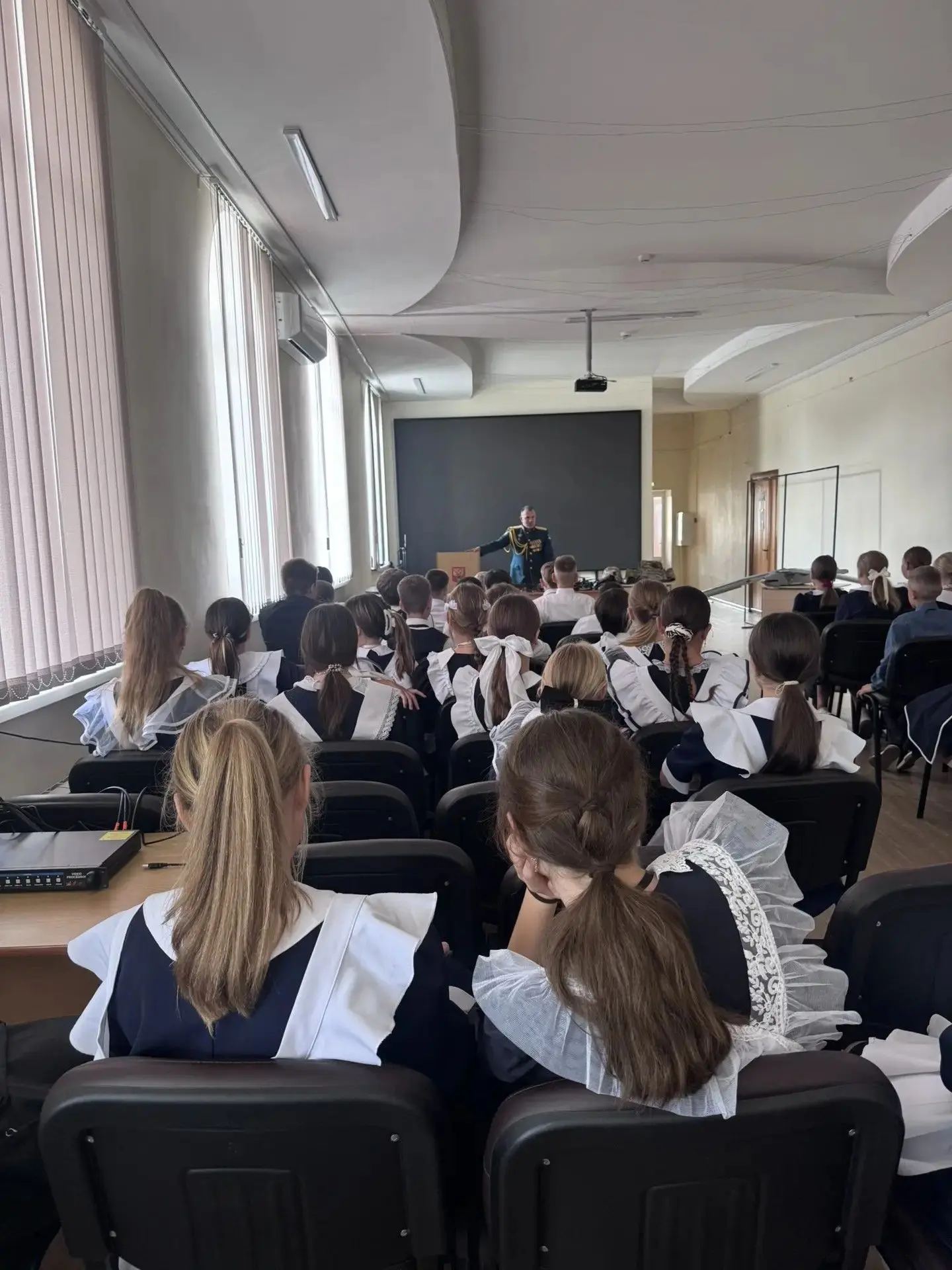 🎖️ Связь поколений: в нашей школе прошёл Урок мужества, посвящённый окончанию Второй м...