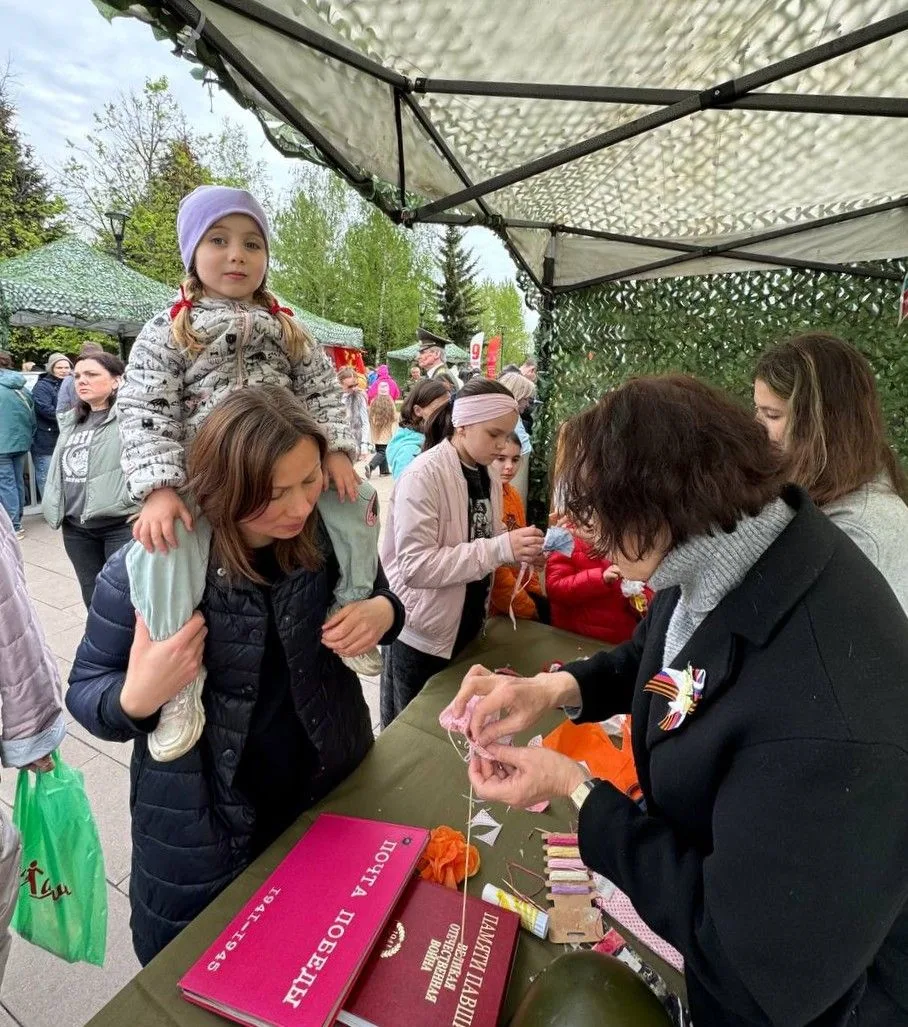 Музеи нашей школы стали частью праздника в парке района Южное Бутово!  💫 В дни празднования Великой 