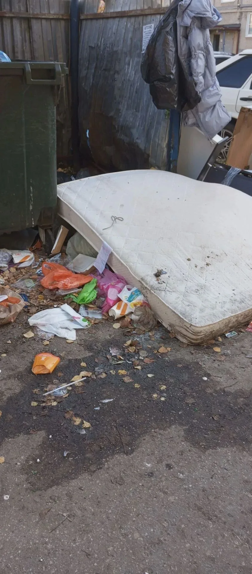 Две недели без вывоза мусора на улице Зелёной